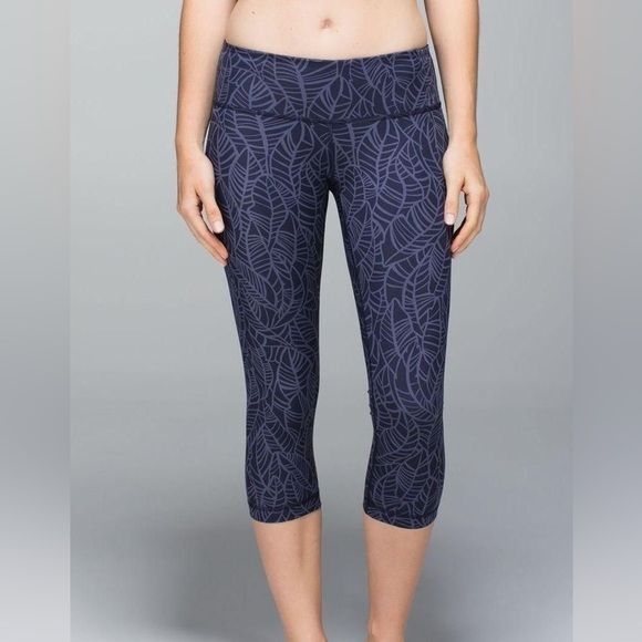 Lululemon wonder under full on Luxtreme crop legging in blue leaf patternSz-8 V6 - Picture 2 of 11